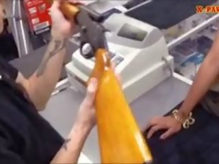 Latina fabricación dinero por follando su manguito en la pawn tienda