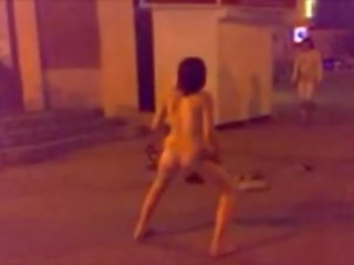 Момичета танцуване гол на на улица