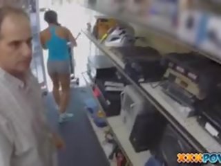 Otot warga latina cookie fucked dalam pawn kedai