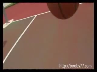Inviting tjej juggs ut på basketboll domstol