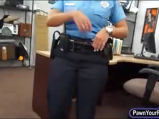 Латино полиция офицер прецака от pawn ученик в на задна стаичка