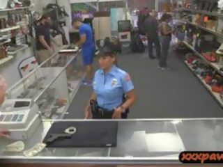 Groß titten latina polizei offizier pawned sie muschi bis verdienen bargeld