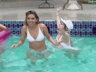 Kanak-kanak perempuan gone liar - lesbian kolam majlis ends dengan banyak daripada faraj makan