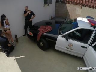 Baltas cops šūdas lotynų amerikietė į viešumas už vandalizing dumpster